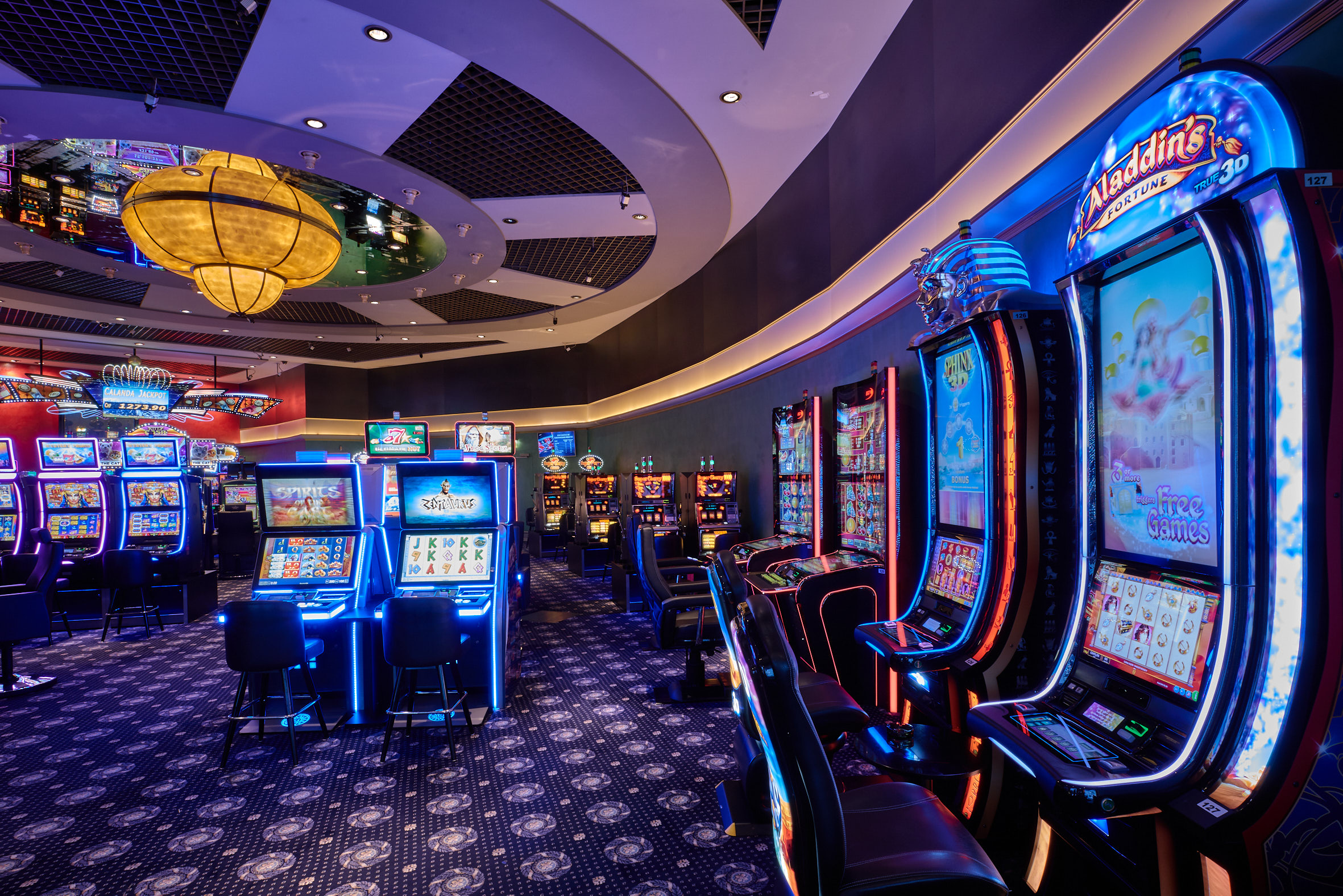 Innenbereich des Casinos mit Spielautomaten